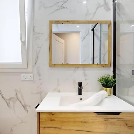 Bluestay 196 - Au Marais Apartment *